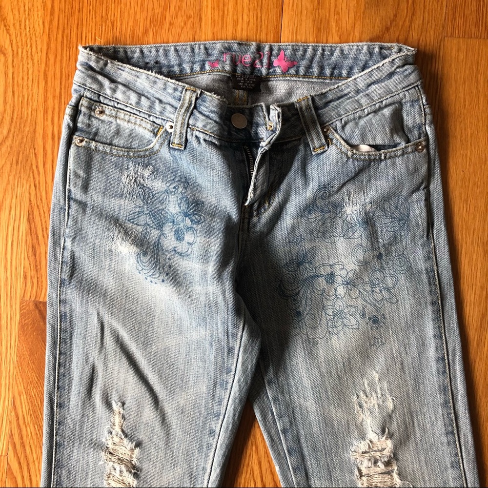 Rue21 Floral Print Light Washed Distressed Low Rise Cropped Jeans 1 / 2 0 - Picture 3 of 3